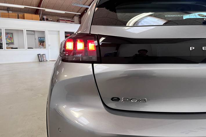 Sølv Peugeot e-208 fra 2021