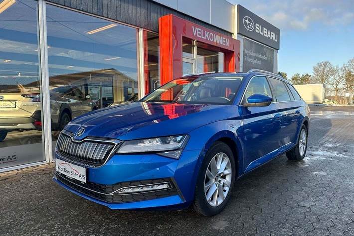 Blå Skoda Superb fra 2021