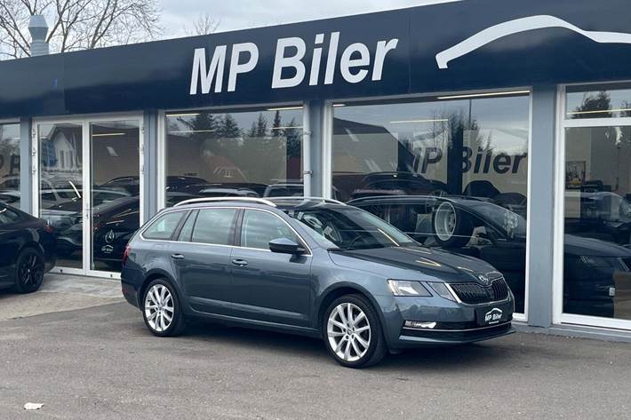 Grå Skoda Octavia fra 2019