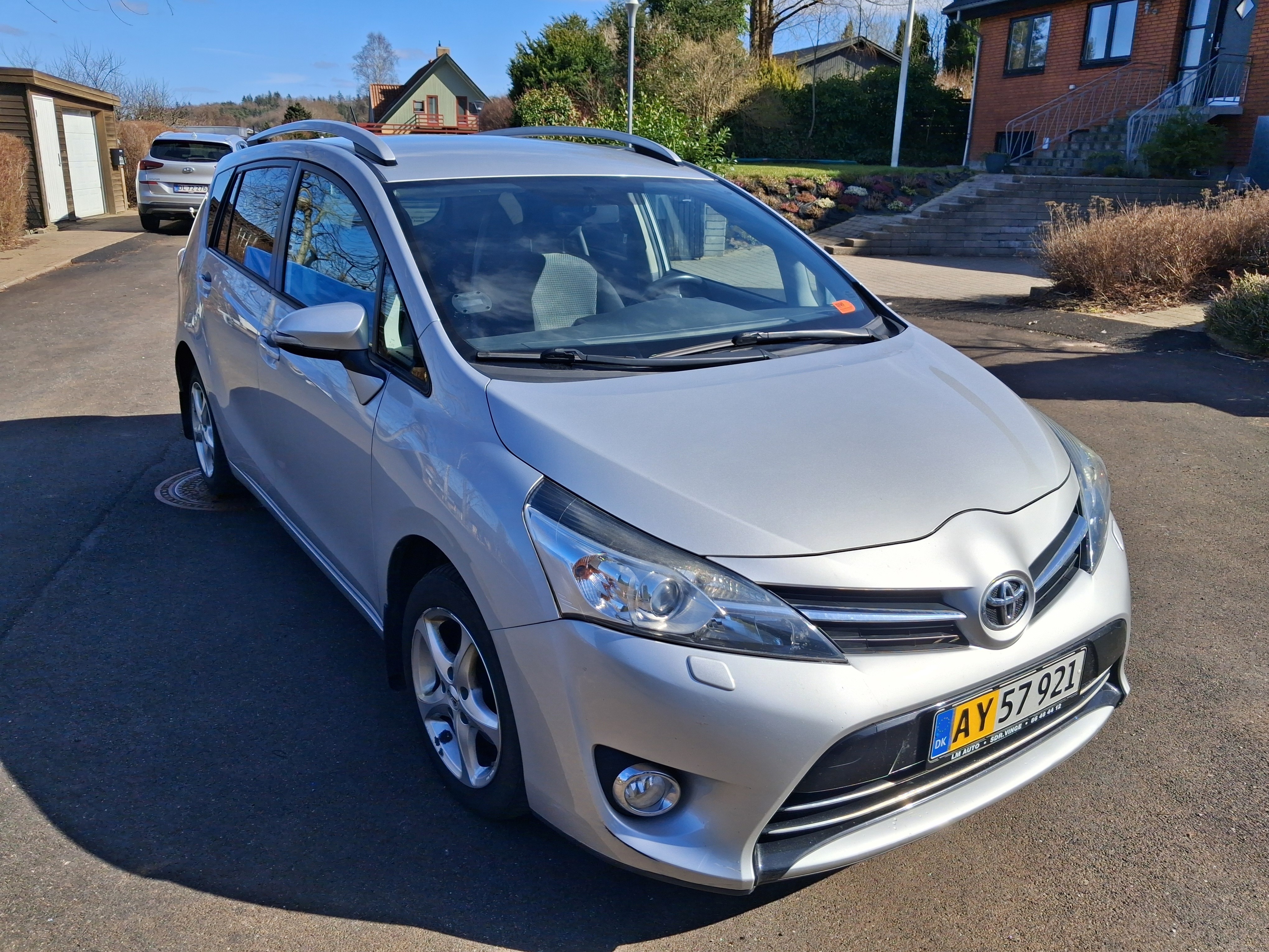 Sølv Toyota Sportsvan fra 2015