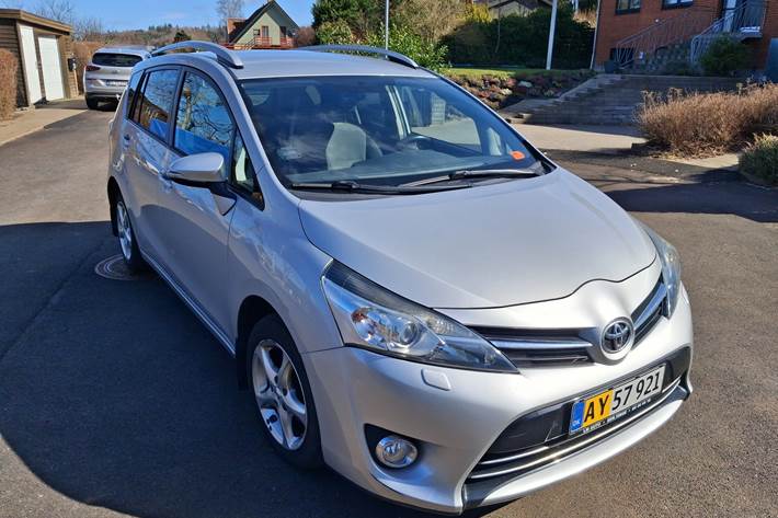 Sølv Toyota Sportsvan fra 2015