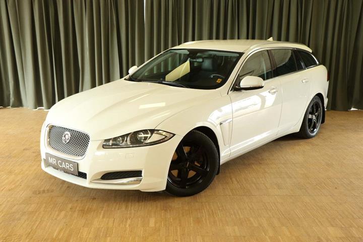 Grøn Jaguar XF fra 2014 set udefra