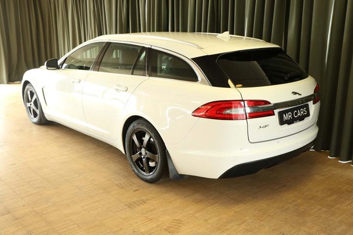 Grøn Jaguar XF fra 2014