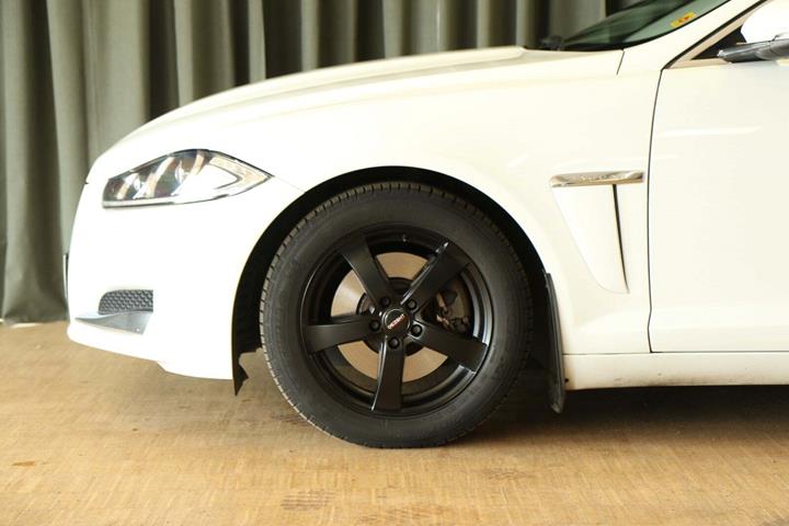 Grøn Jaguar XF fra 2014