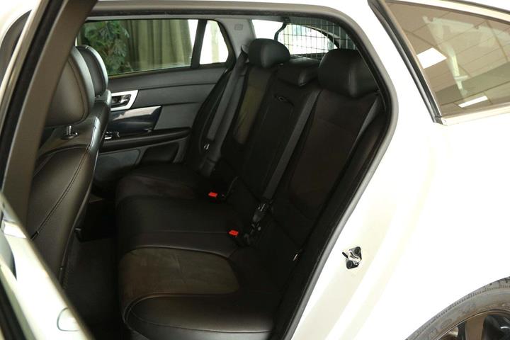 Grøn Jaguar XF fra 2014