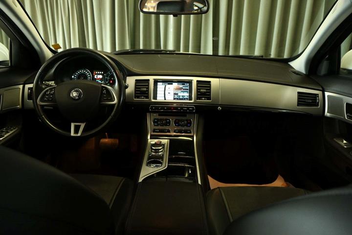 Grøn Jaguar XF fra 2014