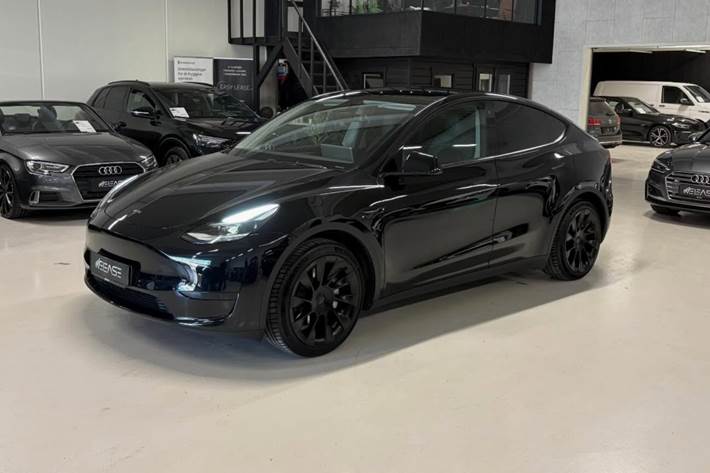 Sort Tesla Model Y fra 2023