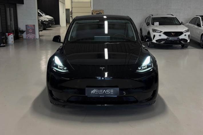 Sort Tesla Model Y fra 2023