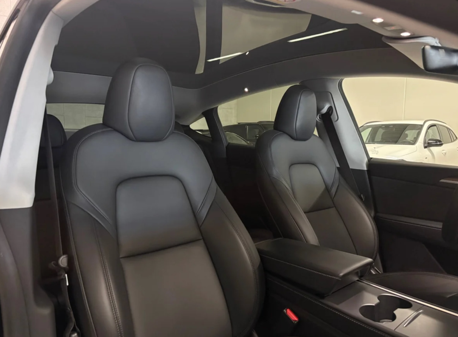 Sort Tesla Model Y fra 2023