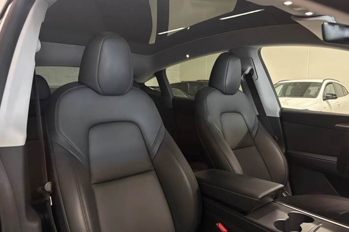 Sort Tesla Model Y fra 2023