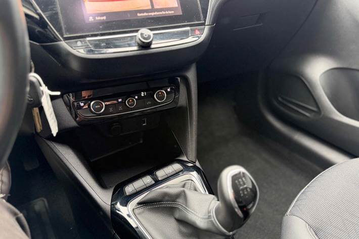 Sølv Opel Corsa fra 2019