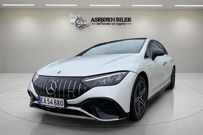 Hvid Mercedes EQE350 fra 2023 set udefra