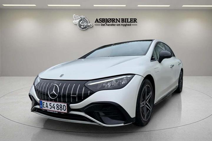 Hvid Mercedes EQE350 fra 2023 set udefra