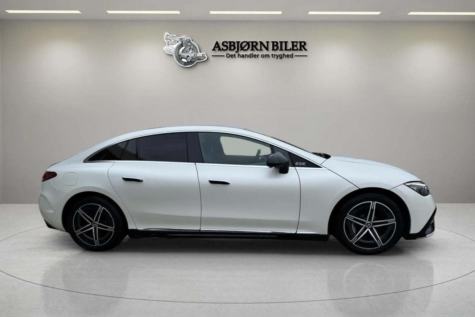 Hvid Mercedes EQE350 fra 2023