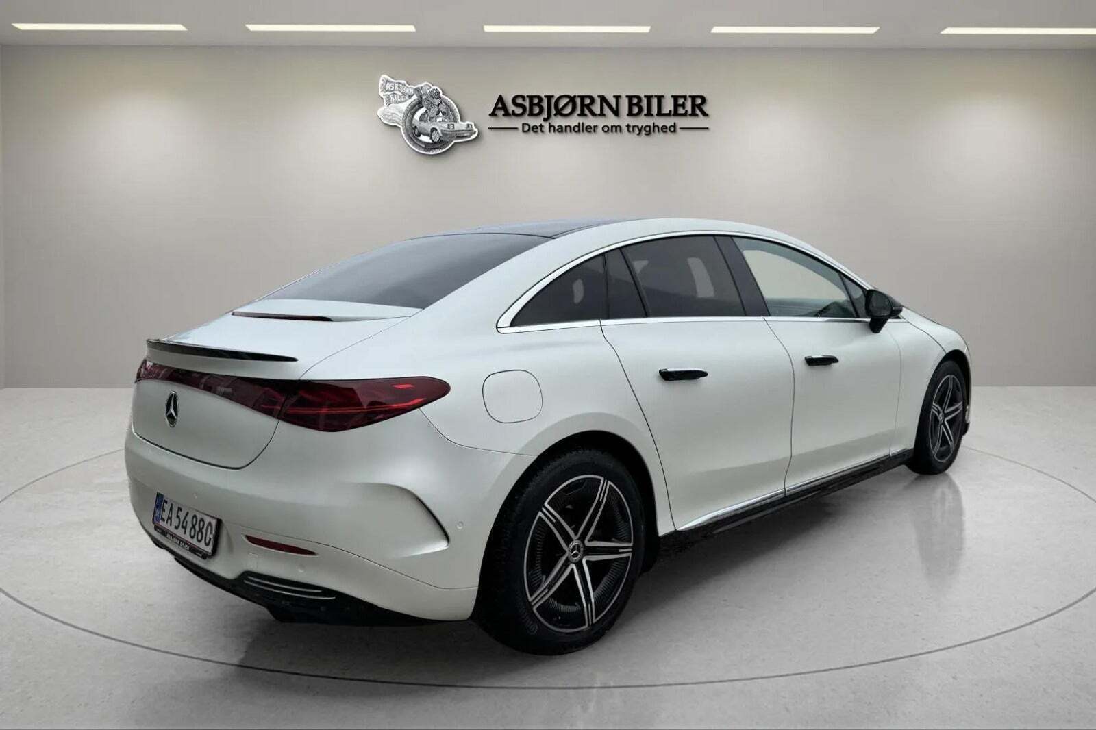 Hvid Mercedes EQE350 fra 2023