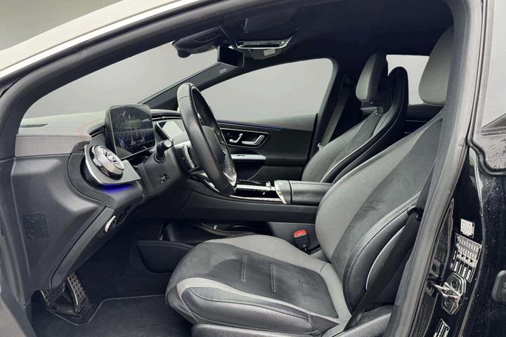 Hvid Mercedes EQE350 fra 2023