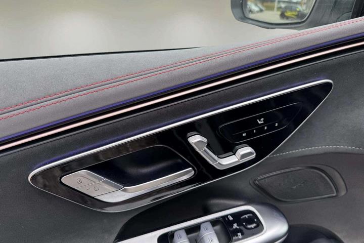 Hvid Mercedes EQE350 fra 2023
