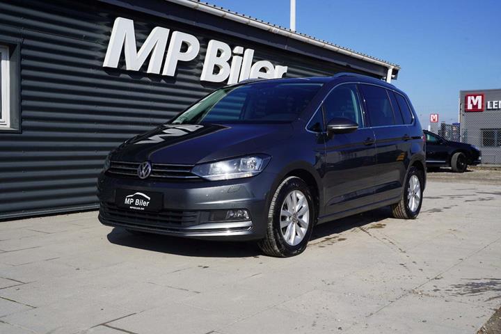Grå VW Touran fra 2019 set udefra