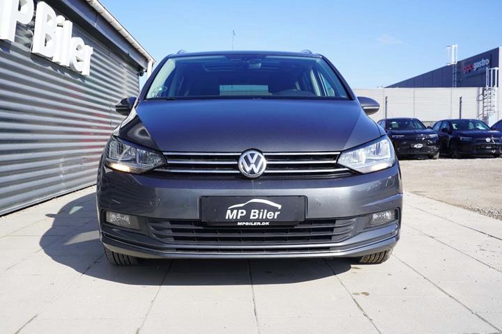 Grå VW Touran fra 2019
