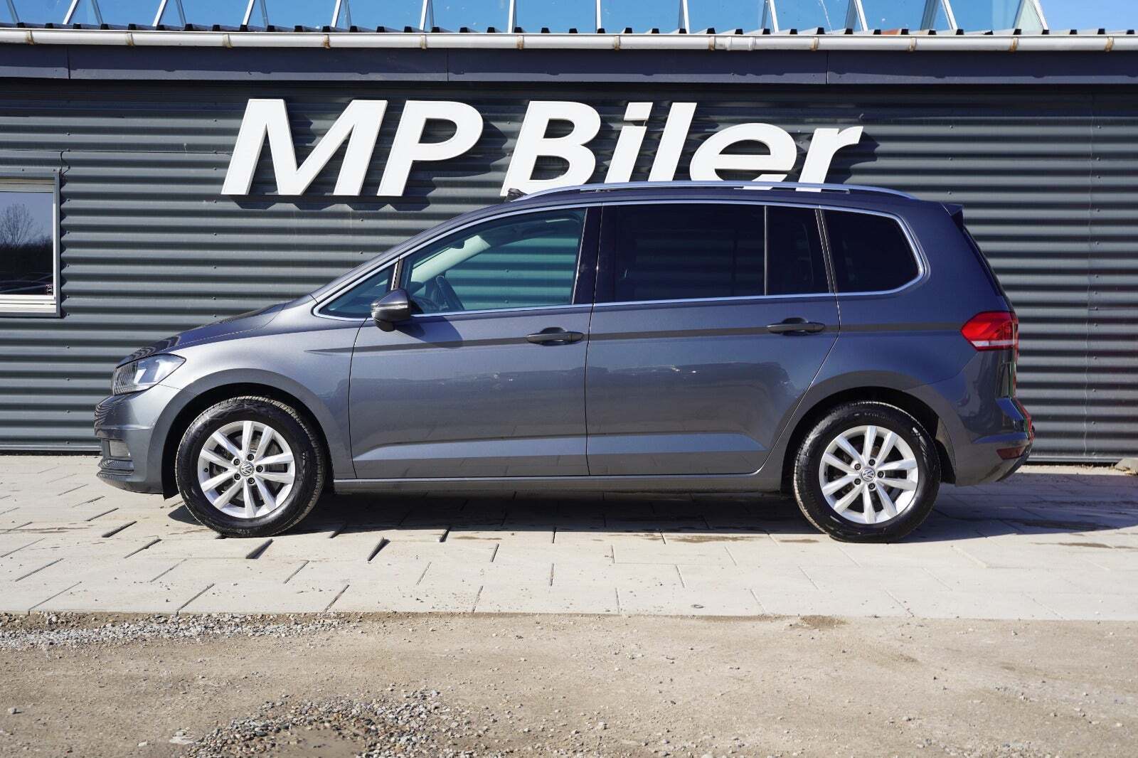 Grå VW Touran fra 2019