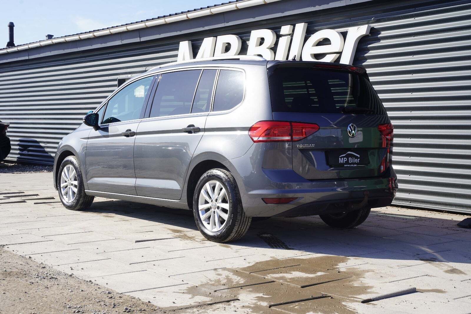 Grå VW Touran fra 2019