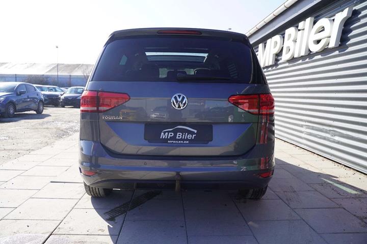 Grå VW Touran fra 2019