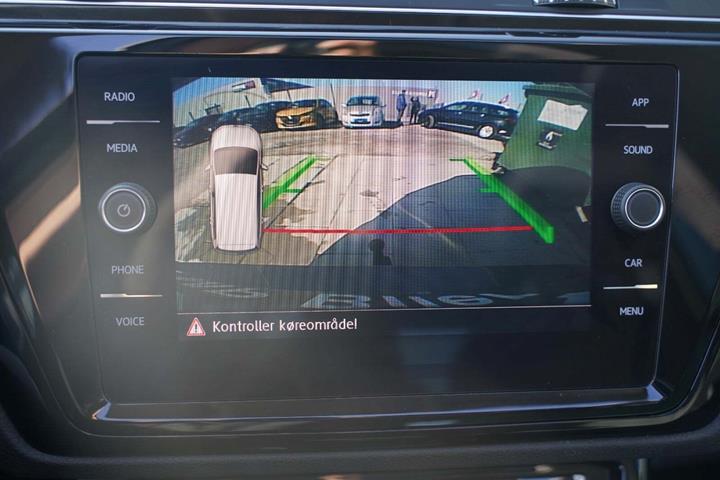 Grå VW Touran fra 2019