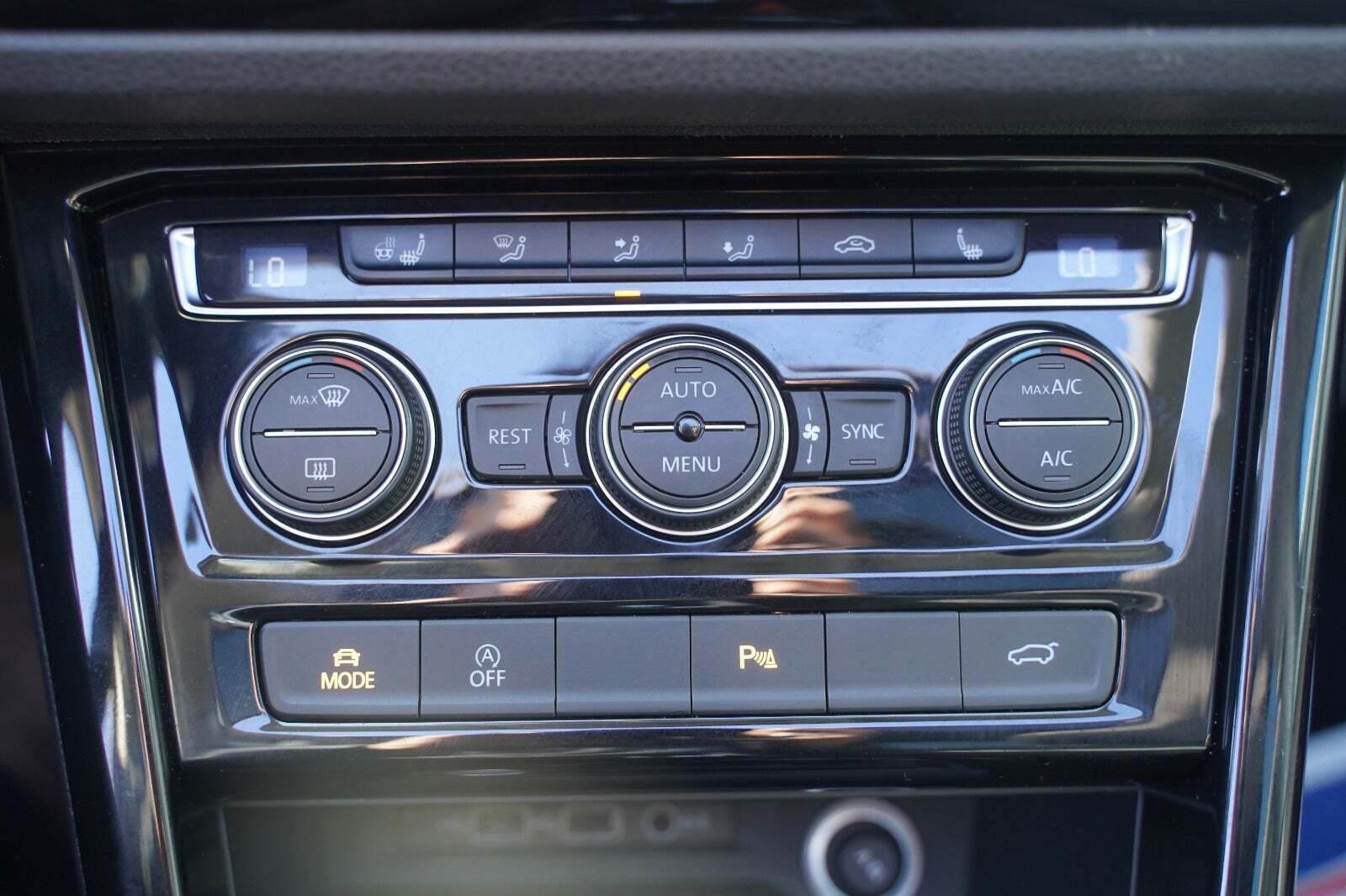 Grå VW Touran fra 2019