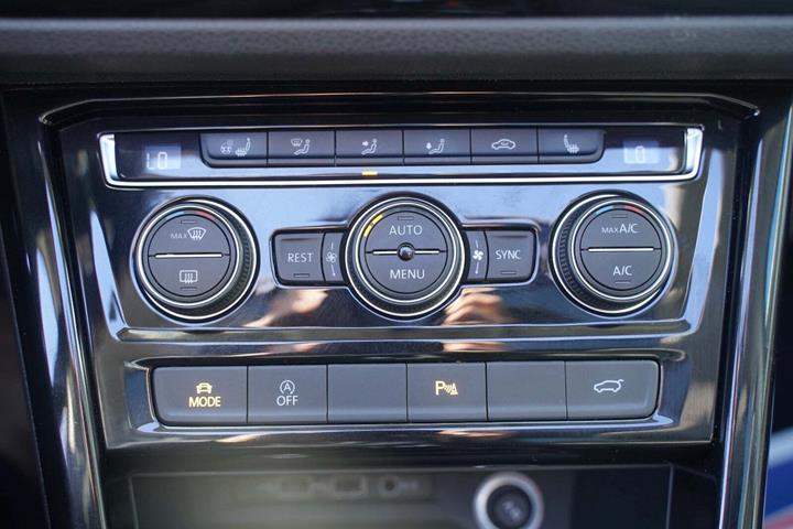 Grå VW Touran fra 2019