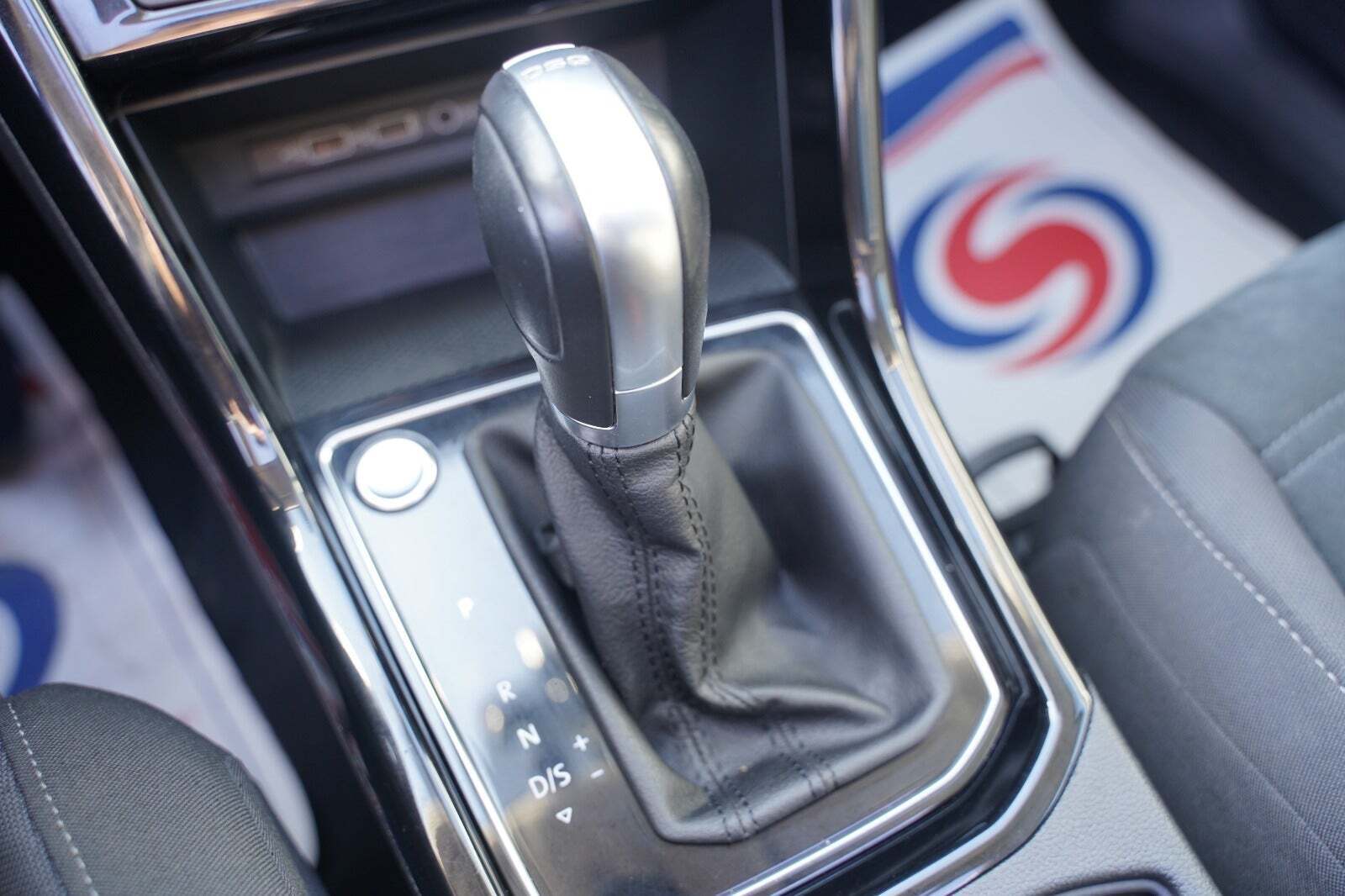 Grå VW Touran fra 2019