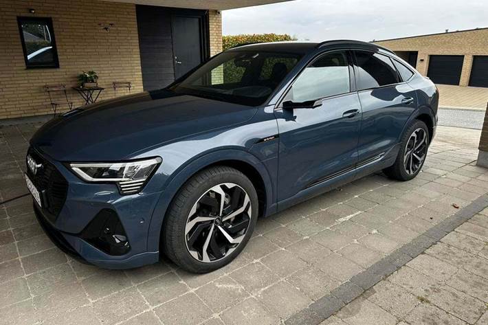 Blå Audi e-tron fra 2022