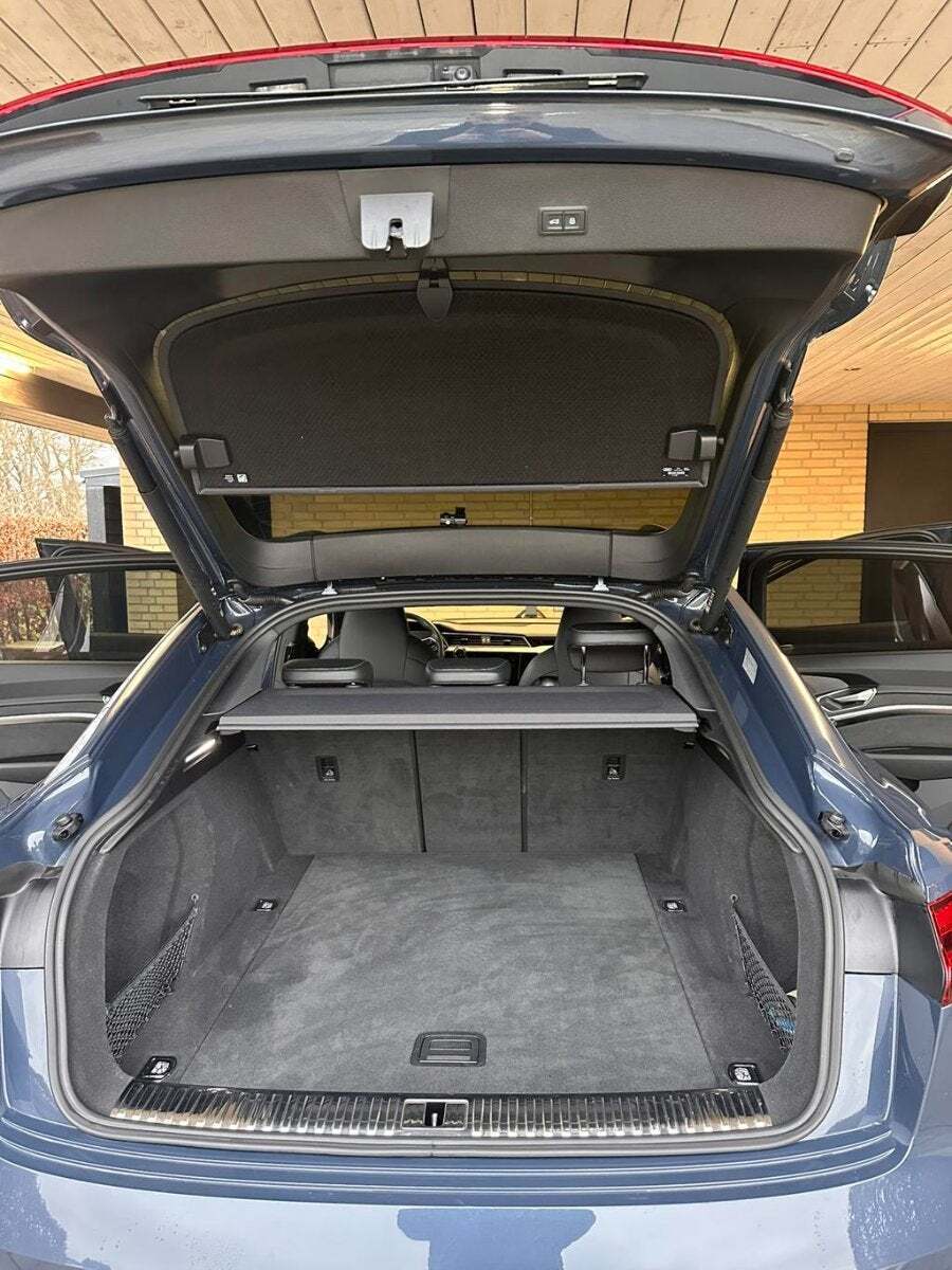 Blå Audi e-tron fra 2022