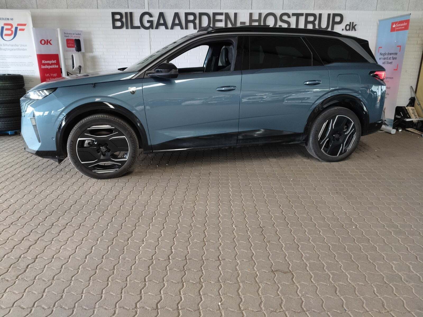 Blå Peugeot e-5008 fra 2024