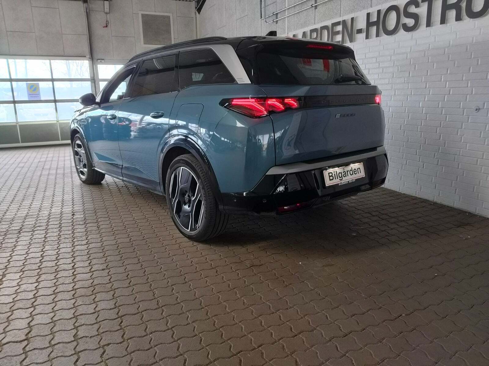 Blå Peugeot e-5008 fra 2024