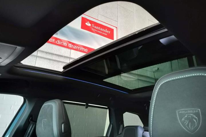 Blå Peugeot e-5008 fra 2024