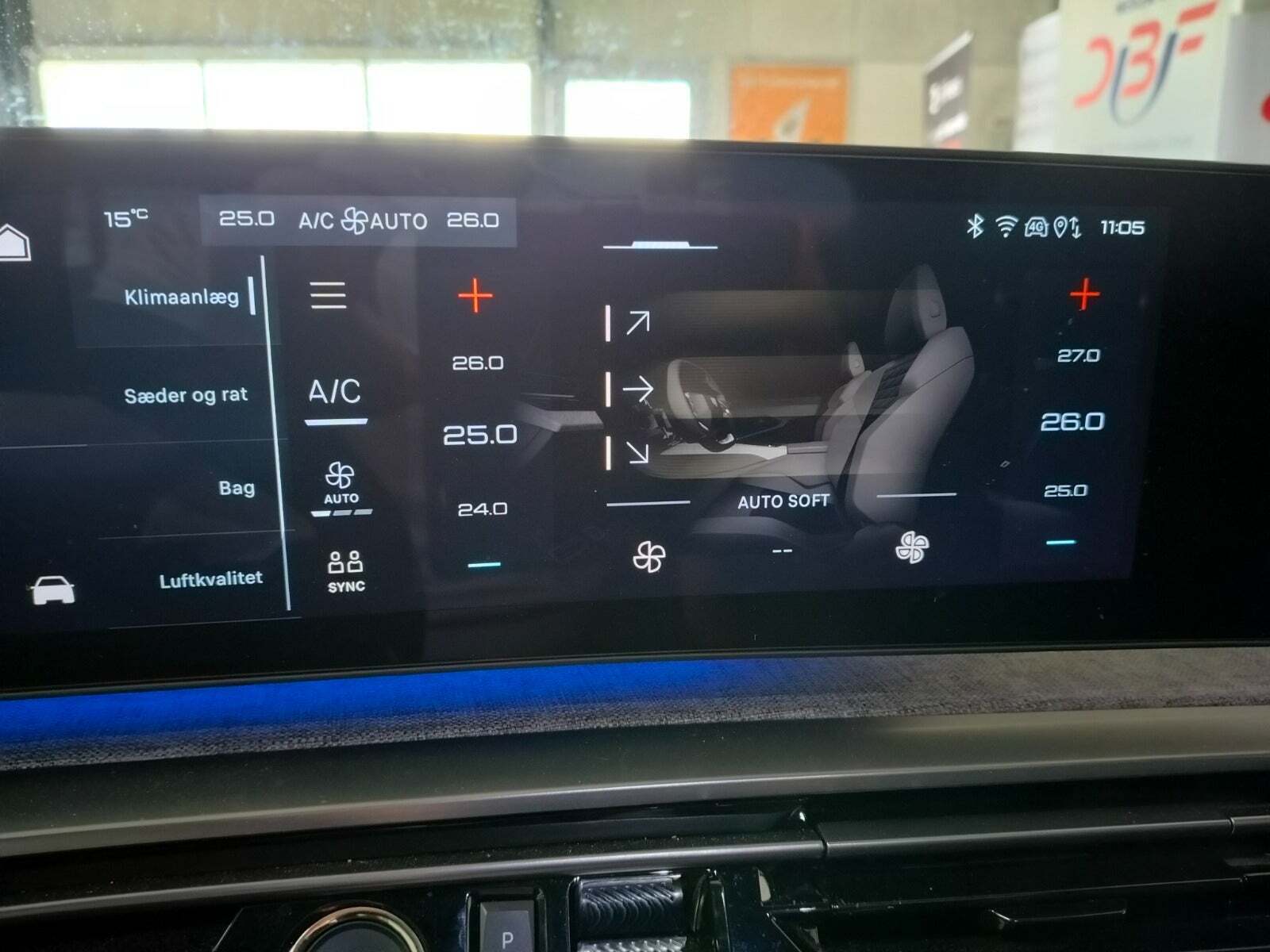 Blå Peugeot e-5008 fra 2024