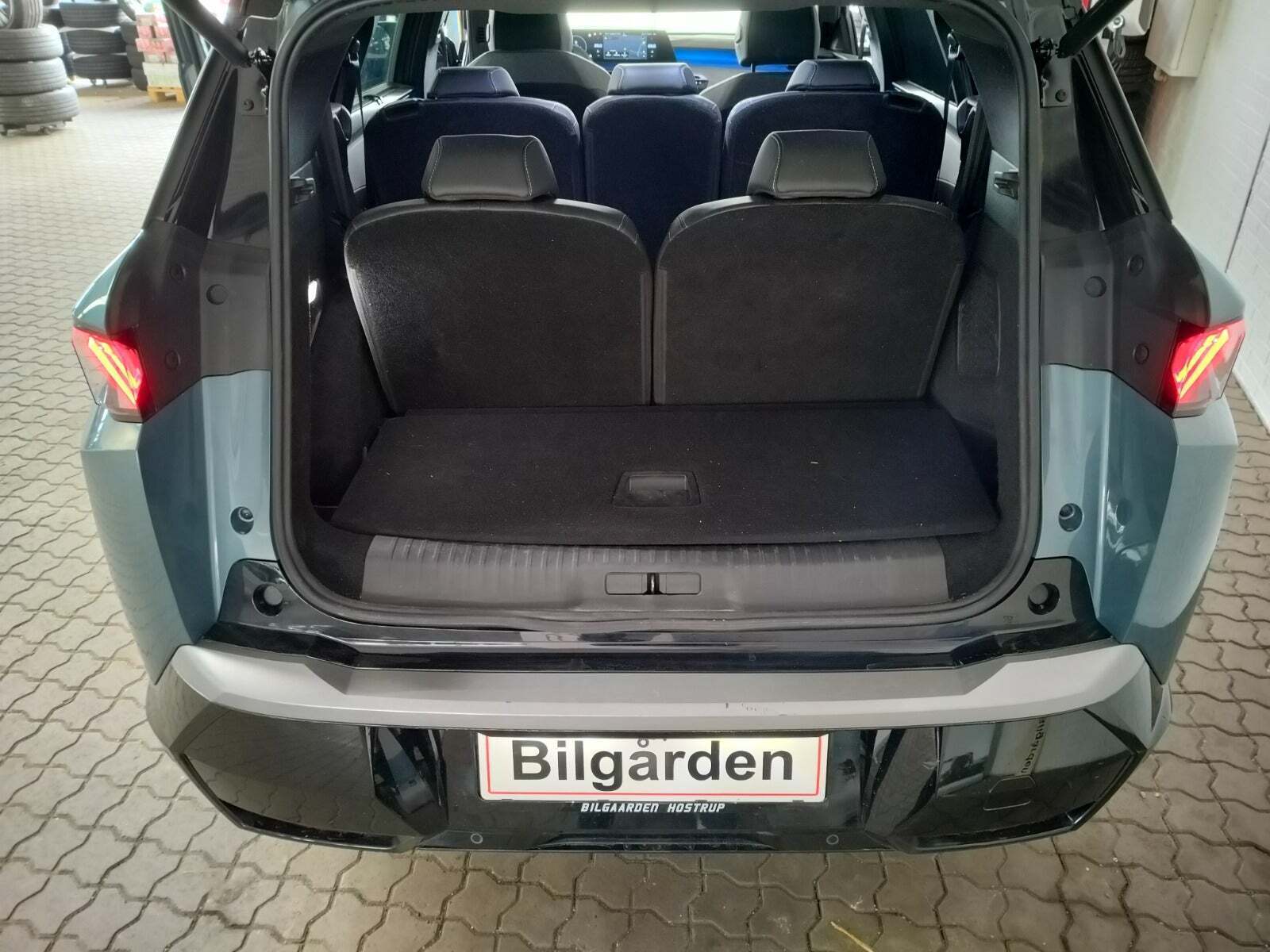 Blå Peugeot e-5008 fra 2024