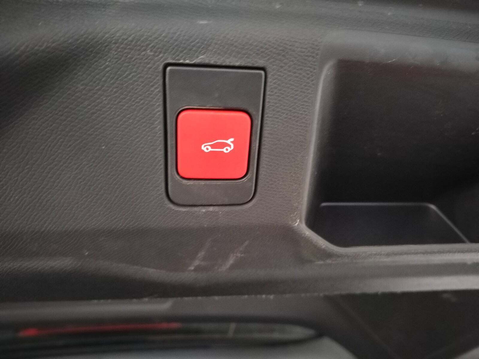 Blå Peugeot e-5008 fra 2024