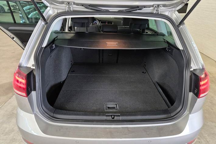 Grå VW Golf fra 2017