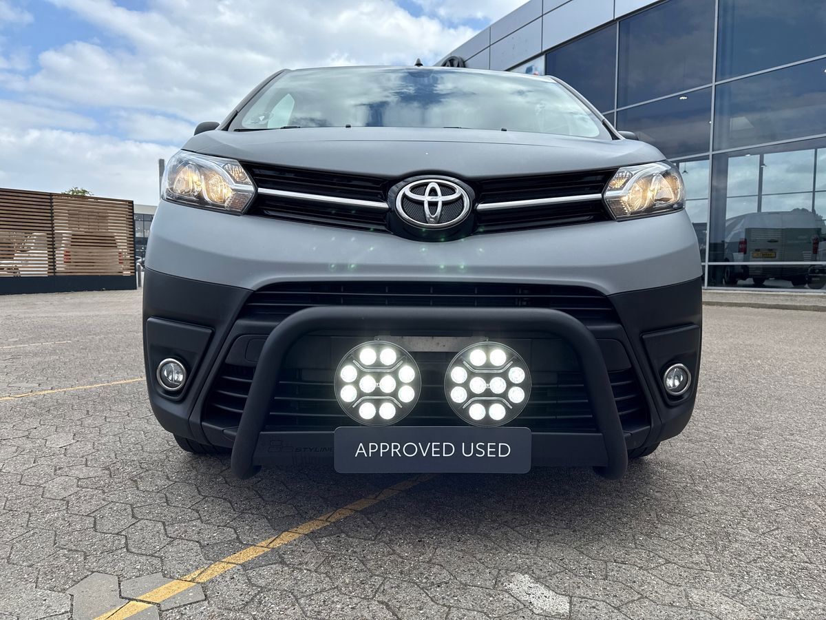 Grå Toyota ProAce fra 2023