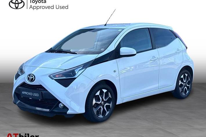 Hvid Toyota Aygo fra 2021 set udefra