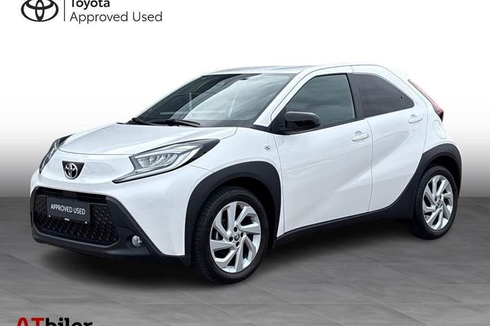 Hvid Toyota Aygo X fra 2024 set udefra
