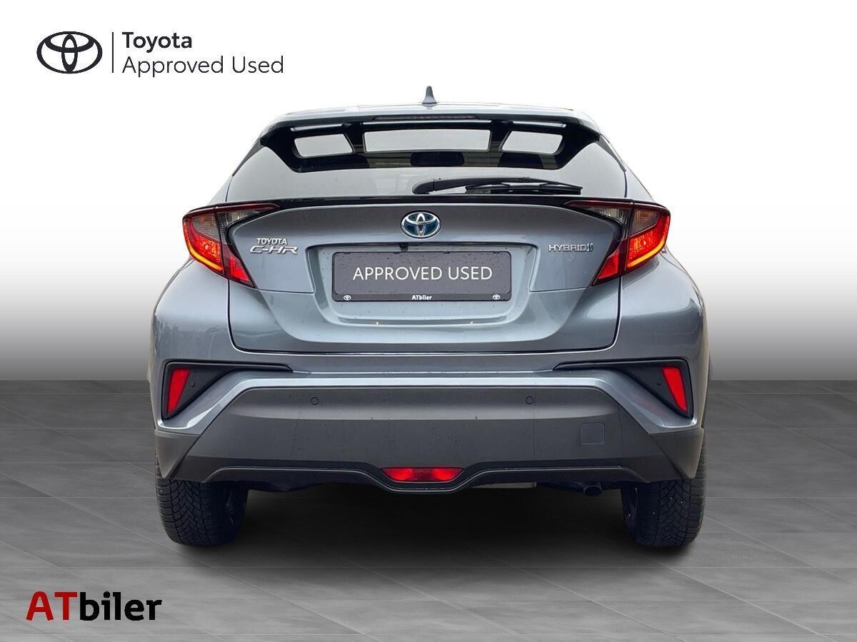 Grå Toyota C-HR fra 2022