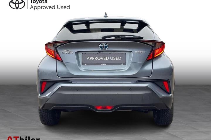 Grå Toyota C-HR fra 2022