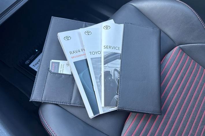 Sort Toyota RAV4 Plug-in fra 2022