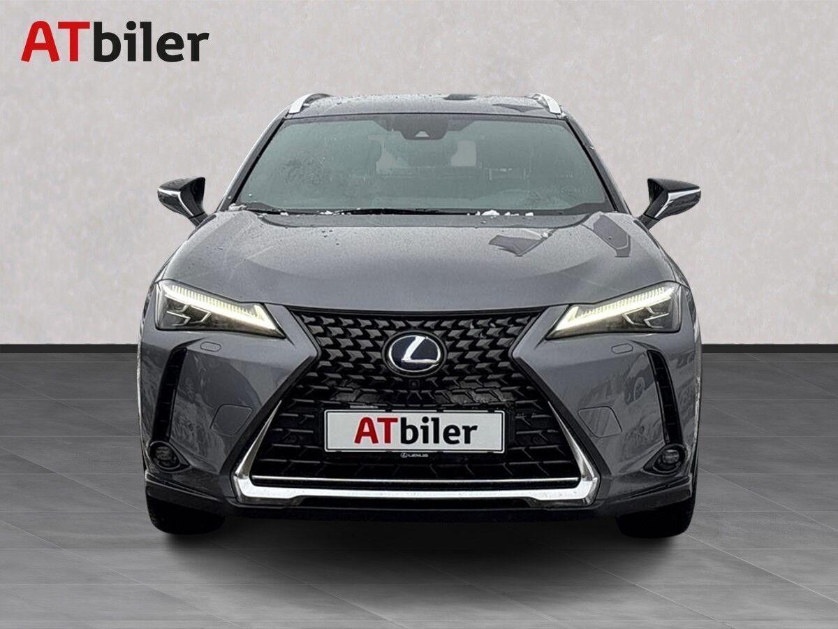 Sort Lexus UX fra 2022 set udefra