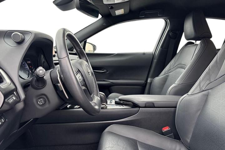 Sort Lexus UX fra 2022 set indefra