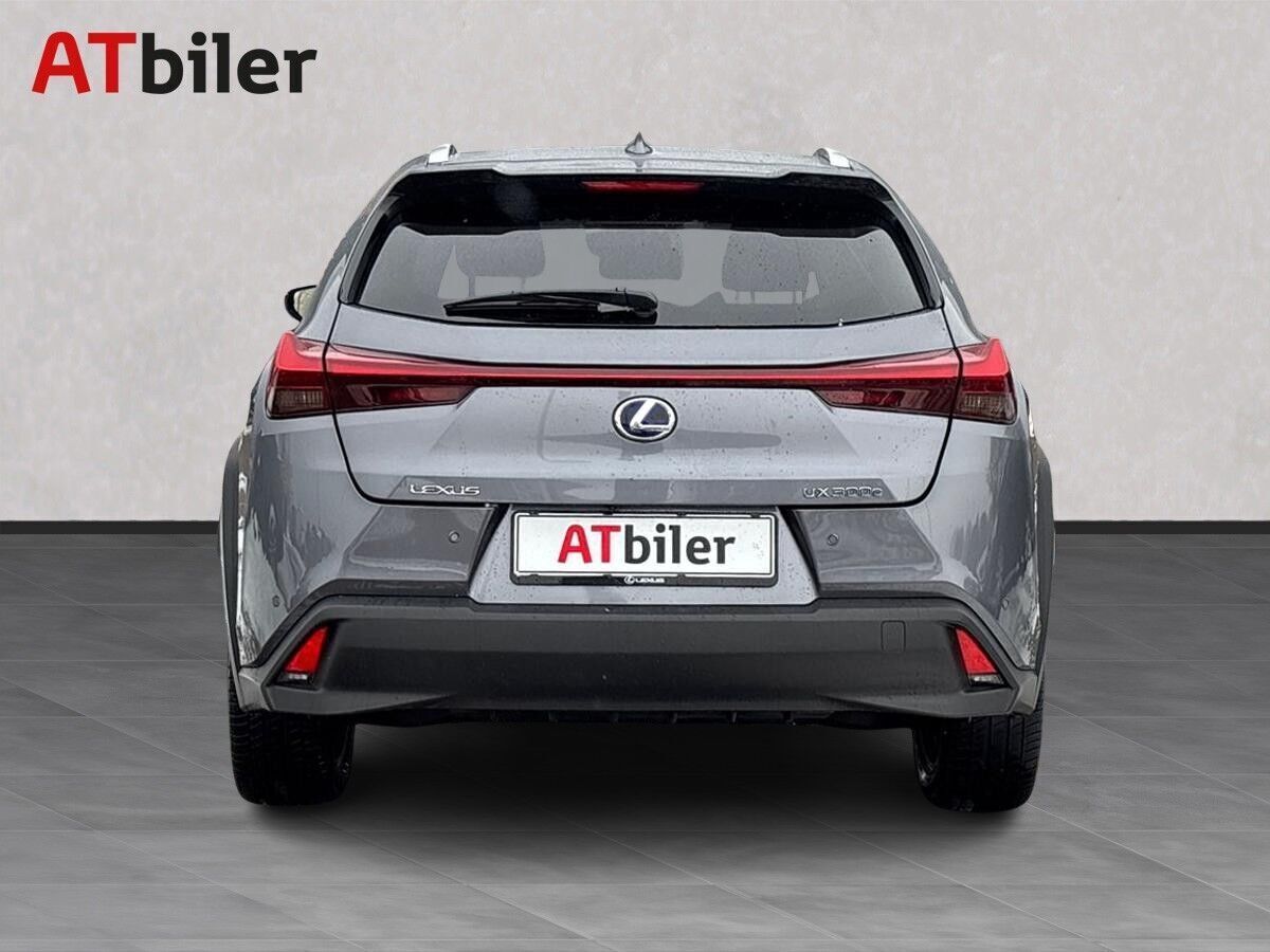 Sort Lexus UX fra 2022 set udefra