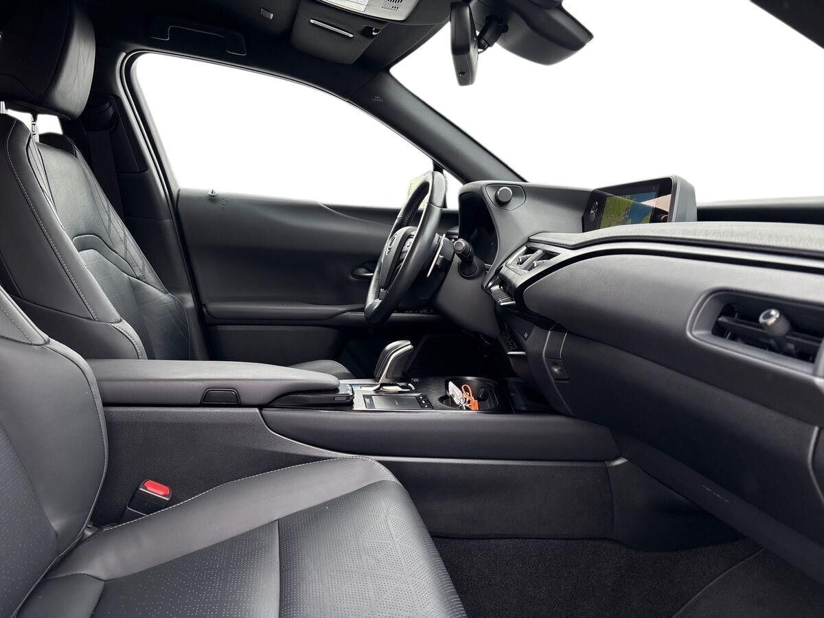 Sort Lexus UX fra 2022 set indefra
