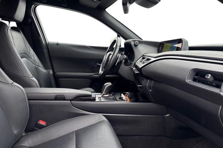 Sort Lexus UX fra 2022 set indefra